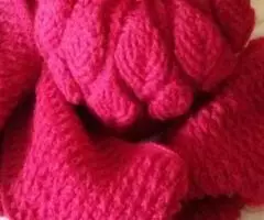 Женские вязаные шапка и шарф в комплекте - 3