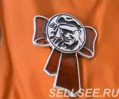 значок Ленин в кепке. Приветствует рукой. На красном банте. - 2