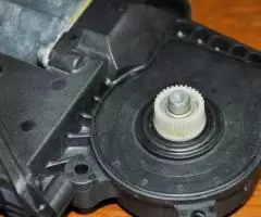 Мотор стеклоподъёмника задней правый двери на Mercedes W210 - 5