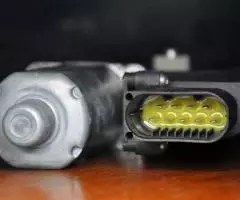 Мотор стеклоподъёмника задней правый двери на Mercedes W210 - 6