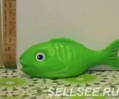 две пластмассовые рыбки Польша СССР. - 2