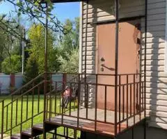 Крыльцо на металлокаркасе с козырьком. - 6