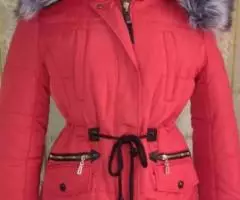 Красная зимняя куртка с капюшоном, р. 44-46