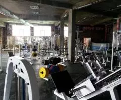 Недорогая резиновая плитка для спортзала под тренажеры - 2