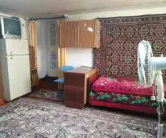 Сдаю часть дома р-н Аз. рынка. Отд. вход, 2 ком. в/у. - 2