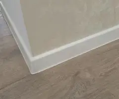 Плинтус напольный белый 70 мм. 2,2 м. Деконика Deconika, 001 Белый Цена за 10 метров - 2