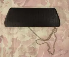 Вечерний атласный клатч с вертикальной драпировкой черного цвета размер 11-29 см. - 2