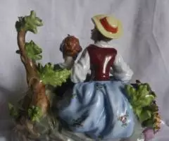 Фарф. Герман. Две барышни-селянки с птичкой - 3