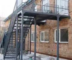 Металлическая лестница . - 2